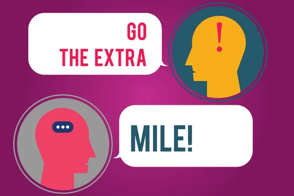 Текстовый знак, показывающий Go The Extra Mile. Концептуальные фото Дайте дополнительные сделать больше, чем ожидалось от вас Messenger Room с Чат главы речи пузыри пунктуаций Знак . — стоковое фото