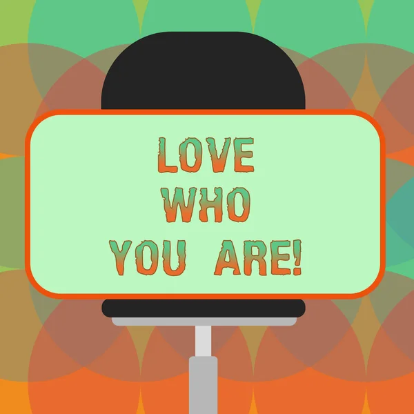Texto de escritura de palabras Love Who You Are. Concepto de negocio para expresar sentimientos roanalíticos y emociones positivas Etiqueta engomada en blanco de forma rectangular Sentado horizontalmente en una silla giratoria . —  Fotos de Stock