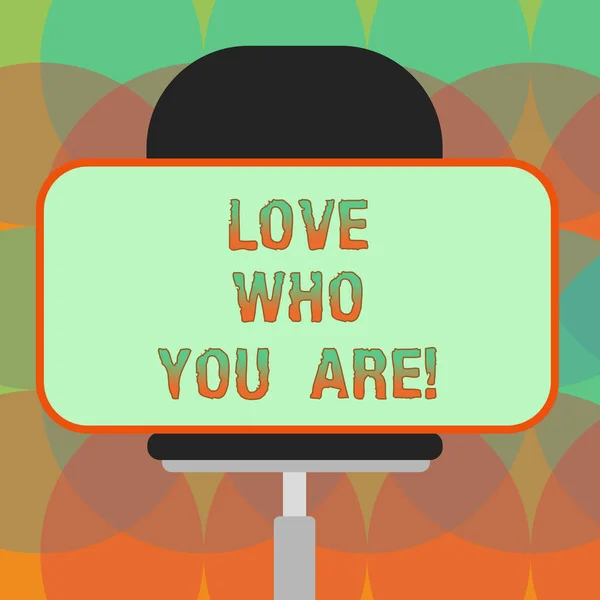 Texto escrito por palavras Love Who You Are. Conceito de negócio para expressar sentimentos roanalysistic e emoções positivas etiqueta de forma retangular em branco sentado horizontalmente em uma cadeira giratória . — Fotografia de Stock