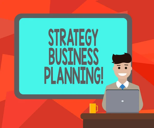 Texto para escrita de palavras Strategy Business Planning. Conceito de negócio para esboços uma organização s é direção geral Blank Bordered Board atrás Man Sitting Sorrindo com Laptop Caneca na mesa . — Fotografia de Stock