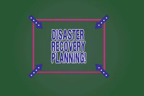Konceptuella hand skriva visar Disaster Recovery Planning. Företag foto skylta förfaranden för att återställa och skydda ett företag Square disposition med pilar hörnpunkt på färgbakgrund. — Stockfoto
