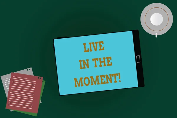 Texto de escritura de palabras Live In The Moment. Concepto de negocio para inspirarse motivado disfrutar de momentos felices Tablet vacío pantalla taza platillo y hojas de relleno en blanco Color fondo . — Foto de Stock
