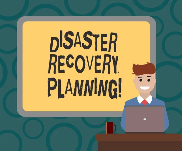 Scrivere nota che mostra Disaster Recovery Planning. Business foto in mostra le procedure per recuperare e proteggere un business Bordered Board dietro Man Sitting Smiling con la tazza del computer portatile sulla scrivania . — Foto Stock