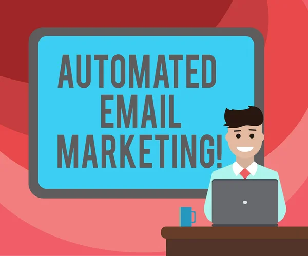 Znak textu zobrazeno automatizovaný Email Marketing. Konceptuální fotografie automaticky odeslán E-mail na seznam zobrazení prázdné ohraničený tabuli za muž sedí s úsměvem, s notebookem hrnek na stole. — Stock fotografie