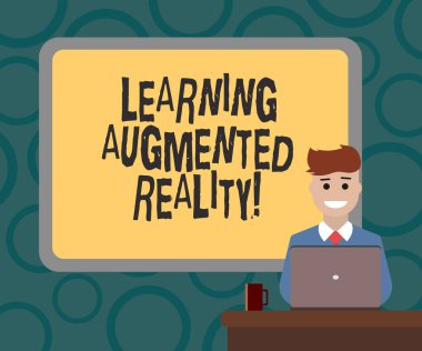 Öğrenme Augmented Reality gösterilen Not yazma. Çevre vitrine iş fotoğraf öğrenci Bordered kurulu arkasında oturan adam gülümseyen Laptop kupa üstünde okul sırası ile giriş uyum sağlar.