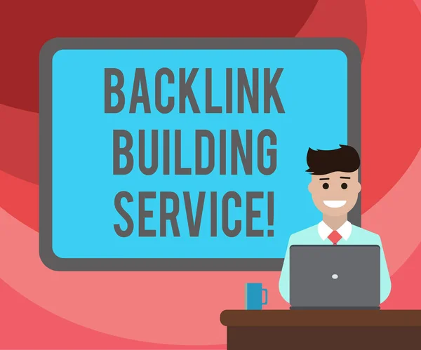 Signo de texto que muestra Backlink Building Service. Foto conceptual Aumente el backlink intercambiando enlaces con otro tablero bordeado en blanco detrás del hombre sentado sonriendo con la taza del ordenador portátil en el escritorio . — Foto de Stock