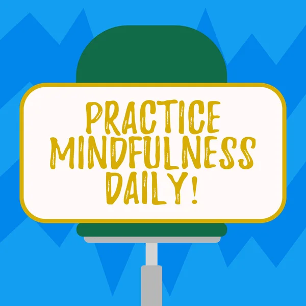 Signo de texto que muestra Practice Mindfulness Daily. Foto conceptual Cultivar la conciencia de enfoque en la presente etiqueta engomada de forma rectangular en blanco Sentado horizontalmente en una silla giratoria . —  Fotos de Stock