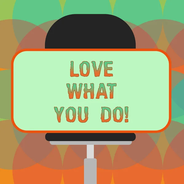 Texto de escritura de palabras Love What You Do. Concepto de negocio para hacer cosas que te gustan disfrutar con actitud positiva Etiqueta engomada de forma rectangular en blanco Sentado horizontalmente en una silla giratoria . —  Fotos de Stock