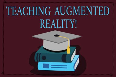 Öğretim Augmented Reality gösterilen Not yazma. Ar apps doğrudan sınıfta püskül ile renk mezuniyet şapka kullanımı vitrine iş fotoğraf 3d akademik kitaplar üzerinde kap.