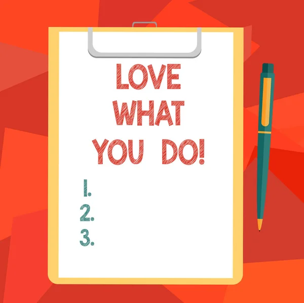 Texto de escritura de palabras Love What You Do. Concepto de negocio para Hacer cosas que te gustan disfrutar con actitud positiva Hoja en blanco de papel de bonos en el portapapeles con Click Bolígrafo Espacio de texto . — Foto de Stock