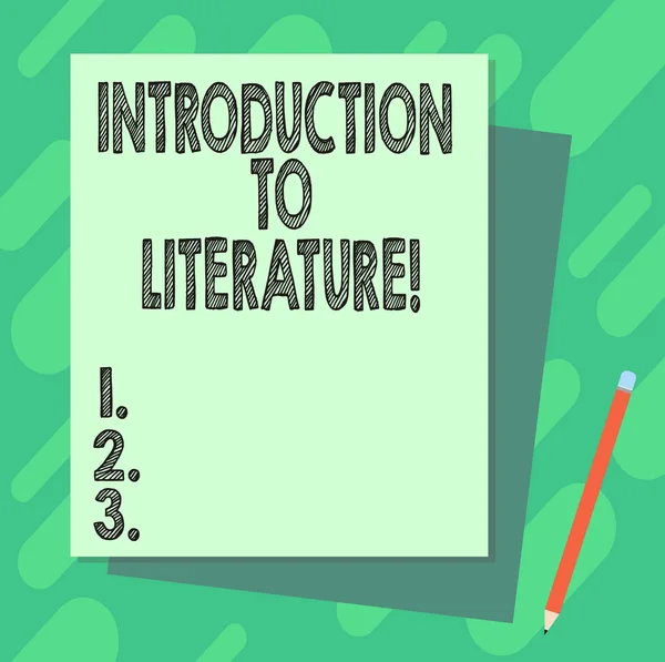 Texte écrit Introduction à la littérature. Concept d'affaires pour Collegepreparation composition cours pile de papier Pastel différentes couleurs de construction et crayon . — Photo