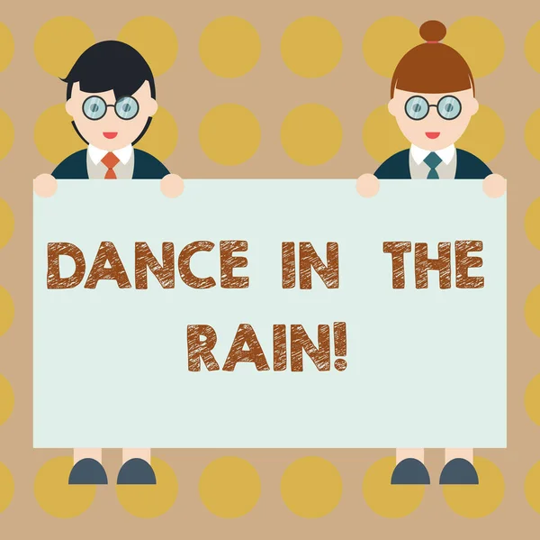 Слово письма текст танцю в дощ. Концепція бізнесу для розважатися дощовий день по-дитячому щасливі танці чоловіки і жінки у рівномірного стоячи тримає плакат банер тексту пробілів. — стокове фото