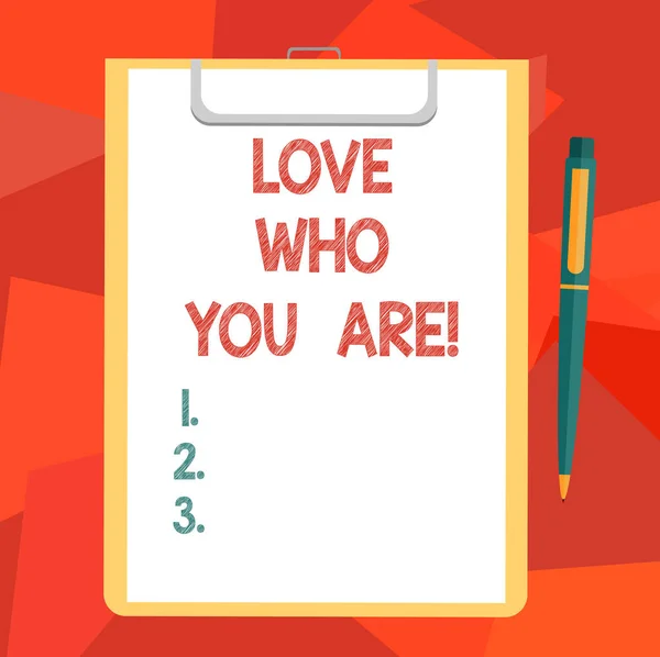 Λέξη γράφοντας κείμενο αγάπη Ποιος είσαι. Επιχειρηματική ιδέα για να εκφράσουμε τα συναισθήματα roanalysistic και θετικά συναισθήματα κενό φύλλο από χαρτί στο Πρόχειρο κάντε κλικ χώρο κείμενο στυλό. — Φωτογραφία Αρχείου