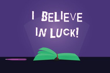 Şans içinde inanıyorum gösterilen Not yazma. Şans muskaları kalem ve ışık ışını göze batan ile renkli sayfalar kitap masada düşünme batıl inanıyorum için vitrine iş fotoğraf.