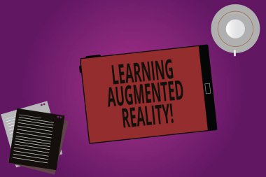 Öğrenme Augmented Reality gösterilen metin işareti. Kavramsal fotoğraf öğrenci Tablet boş ekran fincan tabağı ve boş renk arka plan üzerinde dolgu yaprakları giriş çevre uyum sağlar.