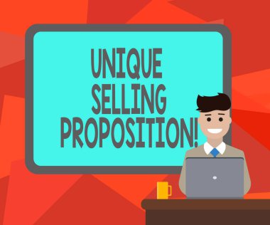 Word metin benzersiz satış teklifi yazma. Rakiplerinden arkasında oturan adam gülümseyen Laptop kupa üstünde okul sırası ile sınırlanmıştır pano üzerinden bir ürün iş kavramı için ayırır.