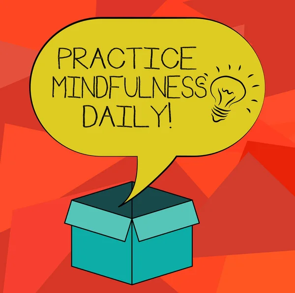 Word metin uygulama Mindfulness günlük yazma. Odak farkındalık mevcut fikir simgesini içinde boş yarı ton konuşma balonu üzerinde bir açık karton kutu yetiştirilmesi için iş kavramı.