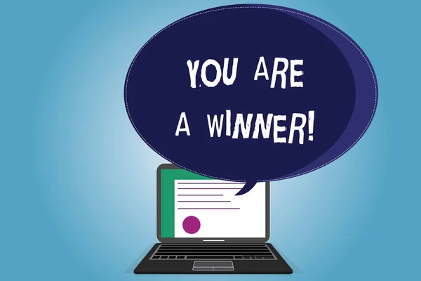 Text tecken visar du är en vinnare. Konceptuella foto Motivation inspirerande stöd för du uppnå mål certifikat Layout på Laptop skärmen och Tom halvton färg pratbubblan. — Stockfoto