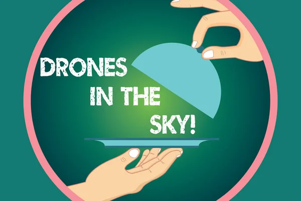 Word tekst intoetsen Drones In de hemel. Bedrijfsconcept voor luchtfoto helikopter moderne apparaat foto's maken en Hu videoanalyse handen bedienen lade Platter en de deksel binnen kleur cirkel. — Stockfoto