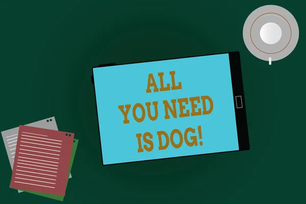 Λέξη σύνταξη κειμένου όλα ανάγκη είναι σκυλί σας. Επιχειρηματική ιδέα για να πάρετε ένα κουτάβι να είναι πιο ευτυχισμένοι χαριτωμένα ζώα κυνικός εραστές πιατάκι του κενή οθόνη Tablet και πλήρωσης φύλλα σε κενό χρώμα φόντου. — Φωτογραφία Αρχείου