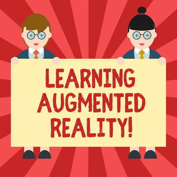 Kavramsal el yazma öğrenme Augmented Reality gösterilen. Çevre vitrine iş fotoğraf öğrenci giriş için erkek ve kadın üniforma Holding afiş afiş metin alanı içinde uyum sağlar.