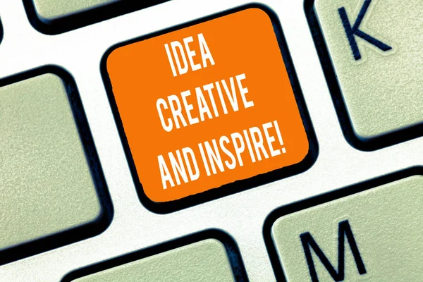 アイデア創造と刺激を示すメモを書きます。ビジネス写真インスピレーション創造性動機の独創性キーボード コンピューター メッセージ キーパッド アイデアを作成する意図を展示. — ストック写真