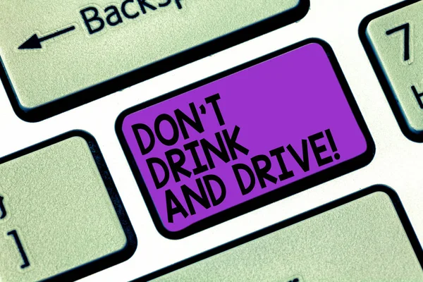 Texte montrant Don T Drink And Drive. Photo conceptuelle Ne prenez pas de boissons alcoolisées si vous conduisez Clavier Intention de créer un message informatique en appuyant sur l'idée du clavier . — Photo