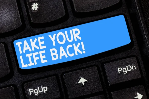 Texto de escritura de palabras Take Your Life Back. Concepto de negocio para Tener una motivación de estilo de vida equilibrado para seguir adelante Teclado clave Intención de crear mensaje de computadora presionando el teclado idea . — Foto de Stock