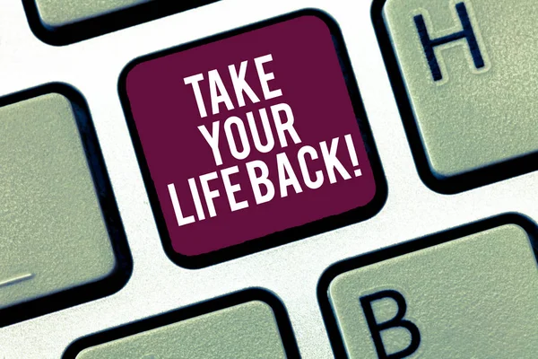 Escrevendo uma nota mostrando Take Your Life Back. Apresentação de fotos de negócios Tenha uma motivação de estilo de vida equilibrada para continuar Intenção de teclado para criar uma ideia de teclado de mensagem de computador . — Fotografia de Stock