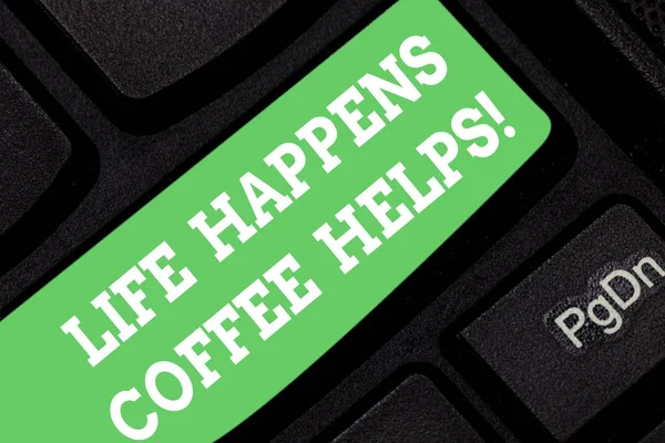 Texto de escritura de palabras Life Happens Coffee Helps. Concepto de negocio para Tener una taza de una bebida caliente para animar Teclado clave Intención de crear mensaje de computadora presionando el teclado idea . —  Fotos de Stock