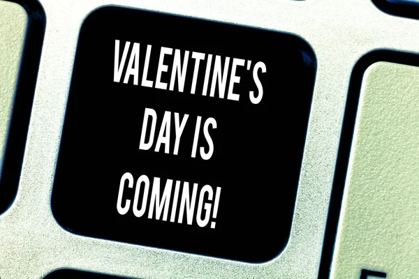 Writing Obs visar Valentine S Day är kommer. Företag foto skylta Roanalysistic årstid kärlek firande tangent avsikt att skapa dator meddelande genom att trycka på knappsatsen idé. — Stockfoto