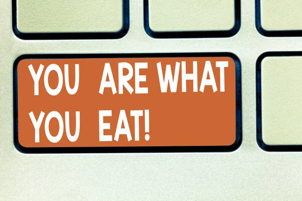 テキスト記号表示あなたは食べるものです。概念的な写真は食品キーボード キーのキーパッドのアイデアを押すとコンピューターのメッセージを作成する意図の世話を健康的なライフ スタイルを持つ. — ストック写真