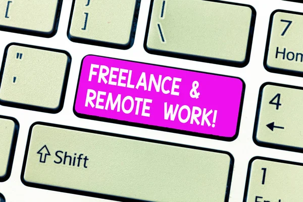 Texto de caligrafia Freelance e trabalho remoto. Conceito significado Trabalho independente moderno on-line tipo de trabalho Teclado chave Intenção de criar mensagem de computador, pressionando ideia teclado . — Fotografia de Stock