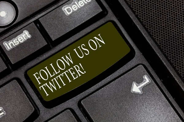 Scrittura testi Seguici su Twitter. Business concept per Invito ad unirsi ai social media e cercare tweet Tasto tastiera Intenzione di creare messaggi informatici premendo l'idea della tastiera . — Foto Stock