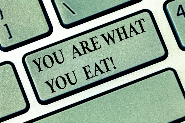 テキスト記号表示あなたは食べるものです。概念的な写真は食品キーボード キー キーパッドのアイデアを押すと、コンピューターのメッセージを作成する意思の世話を健康的なライフ スタイルを持つ. — ストック写真