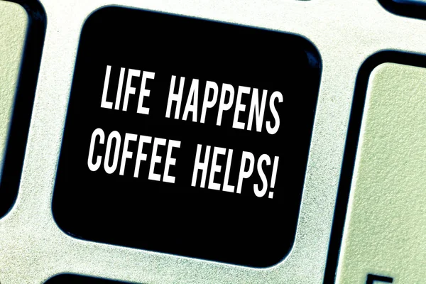 Notiz schreiben, dass das Leben passiert Kaffee hilft. Business-Foto-Präsentation haben eine Tasse Heißgetränk zu ermuntern Tastatur-Taste Absicht, Computer-Nachricht drücken Tastatur-Idee zu erstellen. — Stockfoto