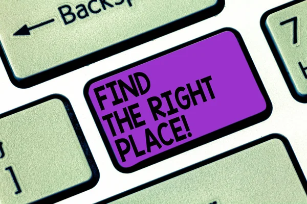 Signo de texto que muestra Find The Right Place. Foto conceptual Buscando la ubicación ideal para hacer algo Teclado clave Intención de crear mensaje de computadora presionando el teclado idea . — Foto de Stock