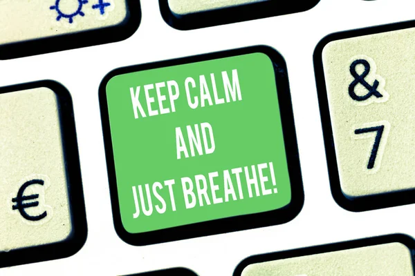 写笔记显示保持冷静, 只是呼吸。商业照片展示休息一下, 克服日常困难键盘键意图创建计算机消息按键盘的想法. — 图库照片