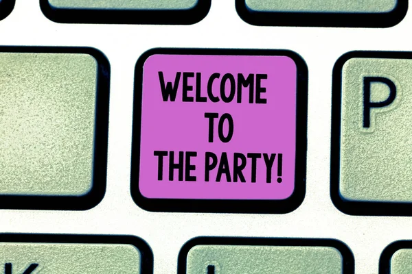 概念的な手書きの党に歓迎を示します。ビジネス写真紹介挨拶開始祭典楽しみ喜び幸福キーボードのキー メッセージをアイデアのコンピューターを作成する意図. — ストック写真