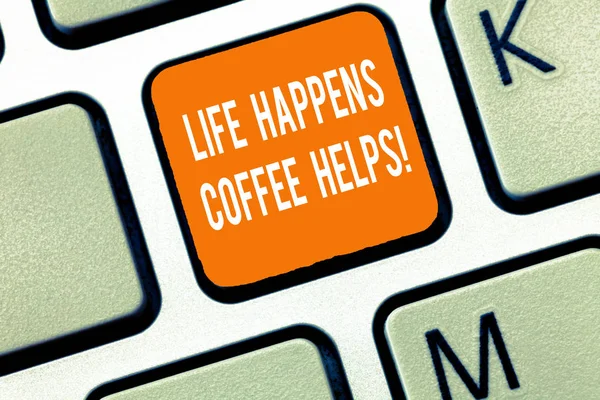 Написание заметки, показывающей жизнь происходит кофе помогает. Выпейте чашечку горячего напитка, чтобы развеселить Keyboard Intention для создания идеи клавиатуры компьютерных сообщений . — стоковое фото