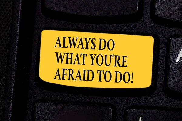 Пишу записку, показывающую "Всегда делай то, что боишься делать". Преодоление страха Мотивация клавиш Клавиатура Намерение создать идею клавиатуры . — стоковое фото