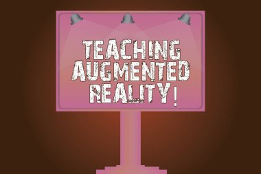 Kavramsal el yazma öğretim Augmented Reality gösterilen. İş fotoğraf metin Ar apps doğrudan sınıfta boş lamba ışıklı renk tabela açık reklamlar üzerine monte bacak kullanımı.