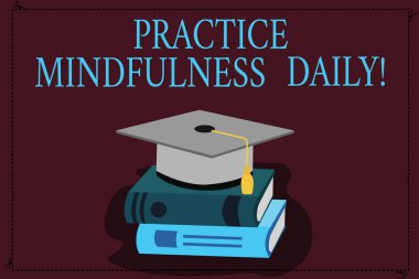Uygulama Mindfulness günlük gösterilen Not yazma. Dostluk odak farkındalık mevcut renk mezuniyet şapka püskül ile vitrine iş fotoğraf 3d akademik kitaplar üzerinde kap.