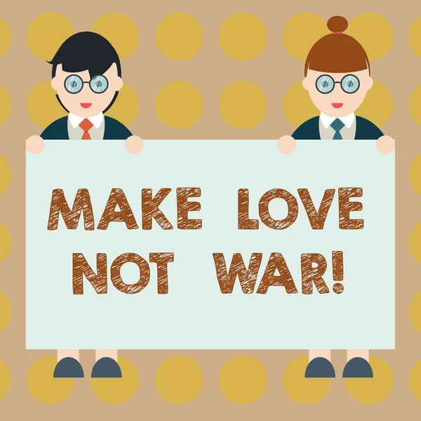 Wortschreibtext macht Liebe nicht zum Krieg. Geschäftskonzept für nicht gegeneinander kämpfen haben Frieden und Zuneigung männlich und weiblich in Uniform stehend mit leeren Plakat Banner Text Raum. — Stockfoto