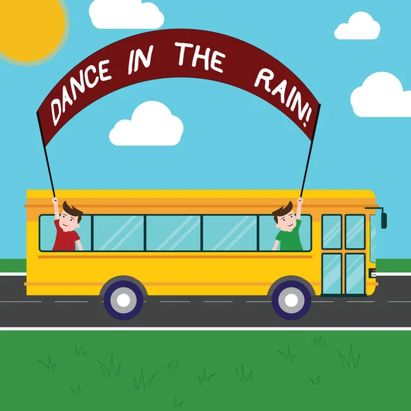 Текст от руки Dance In The Rain. Концепция означает Наслаждайтесь дождливый день детские мероприятия счастливые танцы Двое детей внутри школы автобус держа из Знамя с палкой на день поездки . — стоковое фото
