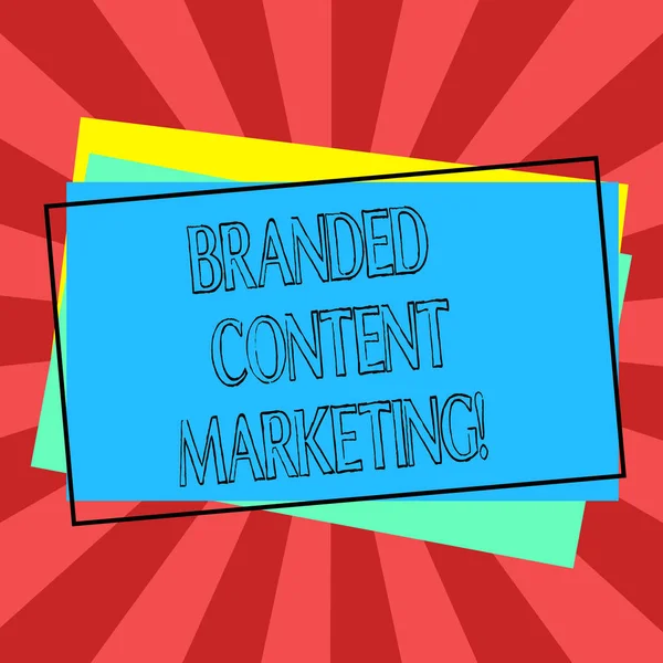 Segno di testo che mostra Branded Content Marketing. Foto concettuale Coinvolge la creazione di contenuti collegati a un marchio Pile of Blank Rectangular Outlined Different Color Construction Paper . — Foto Stock