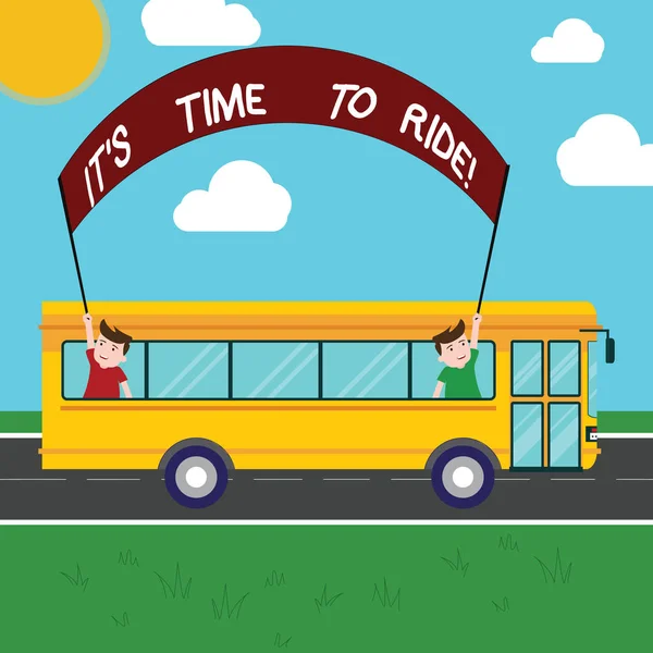 Tekst pisma ręcznego to S jest czas do jazdy. Koncepcję co oznacza moment relaksująca jazda bikes wypoczynku dwa dzieci wewnątrz autobusu szkolnego trzymając się transparent z kijem na wycieczkę. — Zdjęcie stockowe