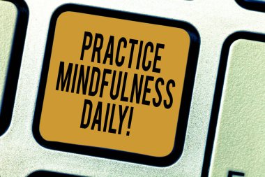 Uygulama Mindfulness günlük yazma el yazısı metin. Mevcut klavye tuşuna basarak tuş takımı fikir bilgisayar ileti oluşturmak için niyeti üzerinde odak bilinç kalkındırırken anlam kavramı.