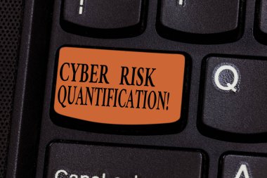 Cyber Risk Quantification gösterilen Not yazma. Fotoğraf vitrine iş kaybı pozlama klavye tuşuna basarak tuş takımı fikir bilgisayar ileti oluşturmak için niyet kabul edilebilir bir düzeyde korumak.