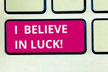 Metin işaret gösterilen şans içinde inanıyorum. Klavye tuşuna basarak tuş takımı fikir bilgisayar ileti oluşturmak için niyet düşünme batıl inançlı şanslı kavramsal fotoğraf takılar.